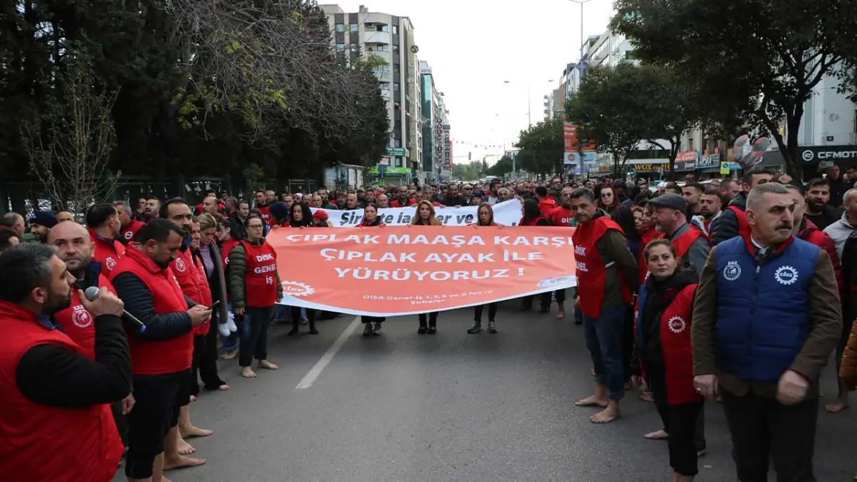 Büyükşehirde yan hak kesintisi işçileri çıplak ayak sokağa döktü haberinin görseli