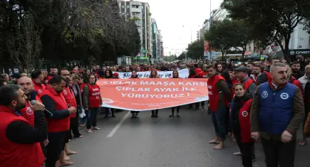 Büyükşehirde yan hak kesintisi işçileri çıplak ayak sokağa döktü