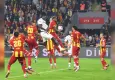 Göztepe evinde yara aldı