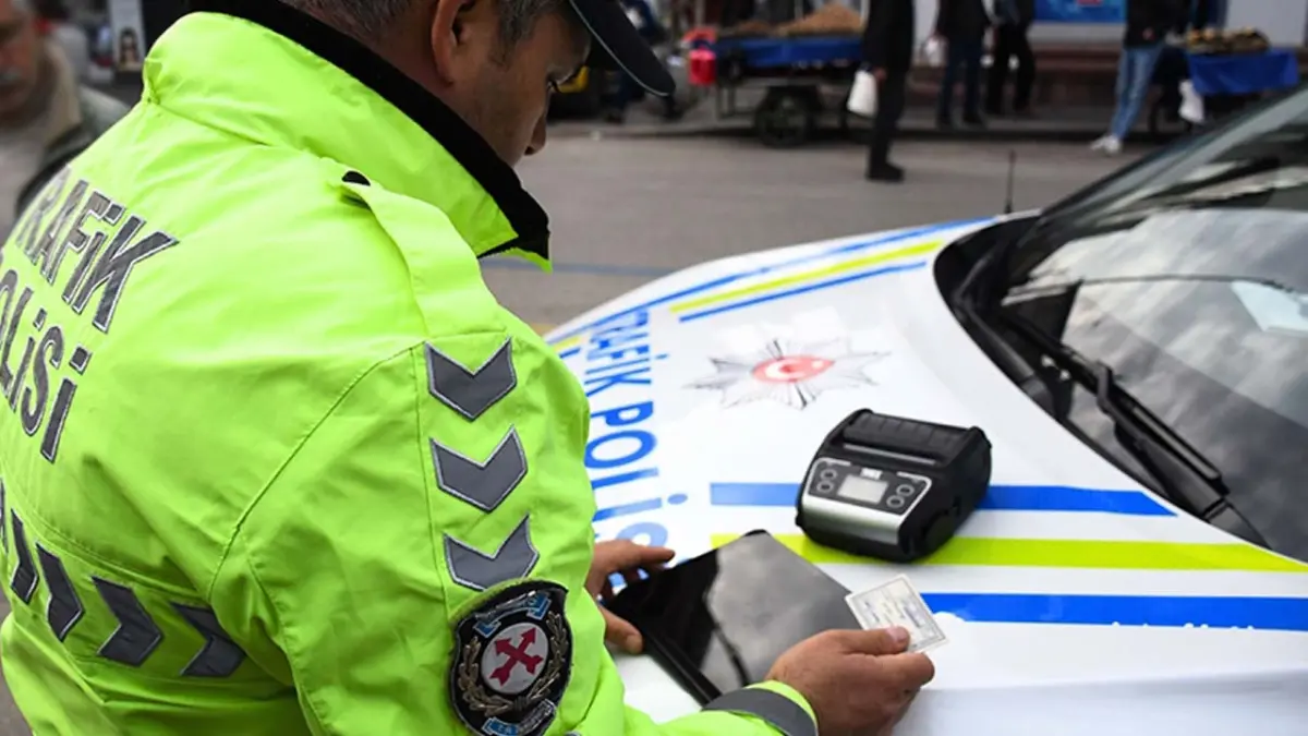 İzmir’de bir haftada 27 bin 277 trafik cezası kesildi haberinin görseli