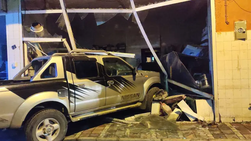 Ödemiş'te dehşet anları : Pikap depoya daldı