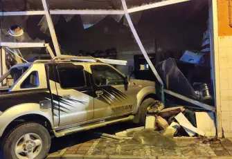 Ödemiş'te dehşet anları : Pikap depoya daldı