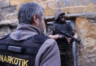 Uyuşturucu operasyonunda çatışma: Polis memuru yaralandı