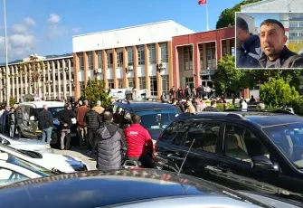 Adliye önünde boşanma aşamasında eşindeki bıçaklayan koca tutuklandı