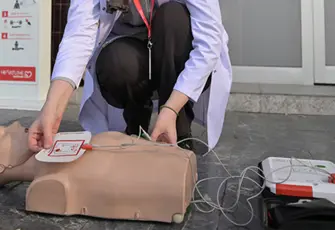 Ani kalp durmalarına hızlı müdahale: Taşınabilir otomatik şok cihazlarının yaygınlaşmasına ilişkin yönetmelik, Resmi Gazete'de