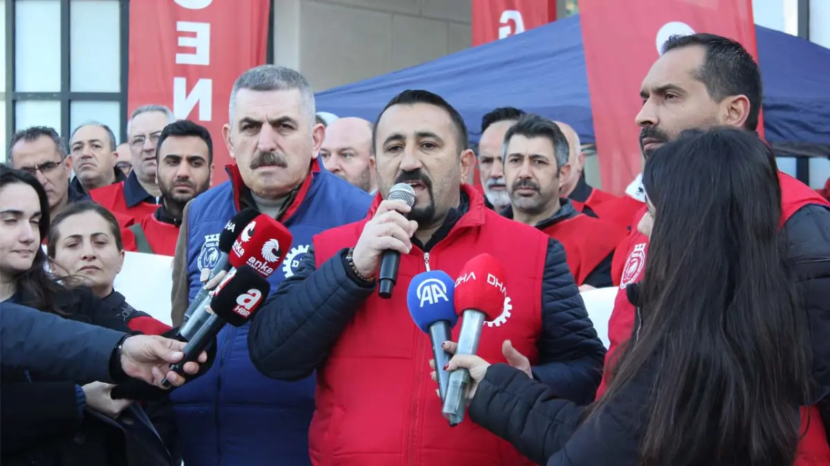Büyükşehir’deki işçi eyleminde ikinci gün: İşe iadeler olana kadar eylem sürecek haberinin görseli
