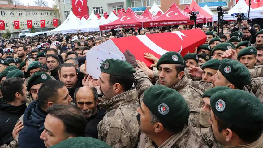 İstanbul’daki uyuşturucu operasyonunda şehit düşen Polis Memuru Emre Albayrak, Samsun’da son yolculuğuna uğurlandı haberinin görseli