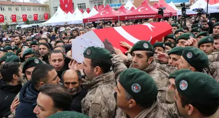 İstanbul’daki uyuşturucu operasyonunda şehit düşen Polis Memuru Emre Albayrak, Samsun’da son yolculuğuna uğurlandı