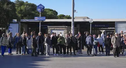 İzmir haber: Metro raydan çıktı
