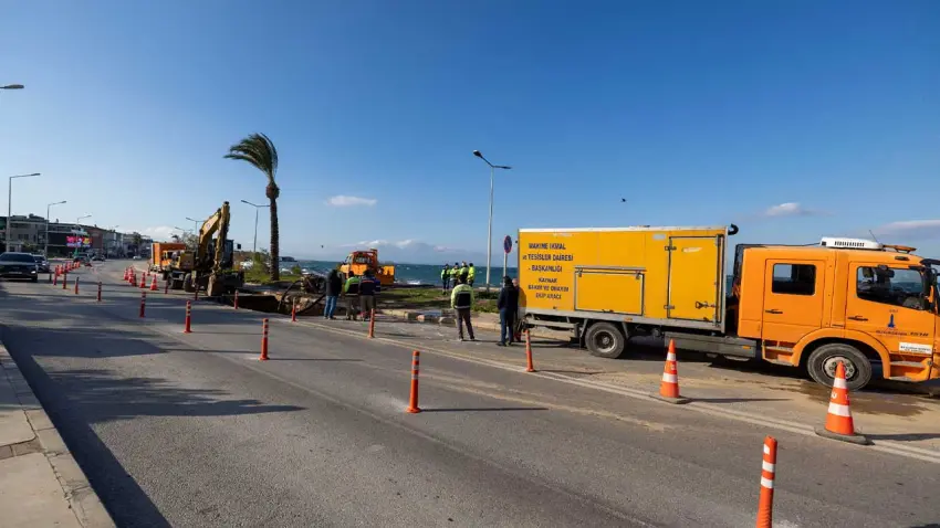 İZSU Mithatpaşa Caddesi’ndeki ana boru arızası için çalışmaları sürdürüyor