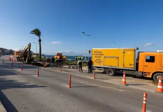 İZSU Mithatpaşa Caddesi’ndeki ana boru arızası için çalışmaları sürdürüyor