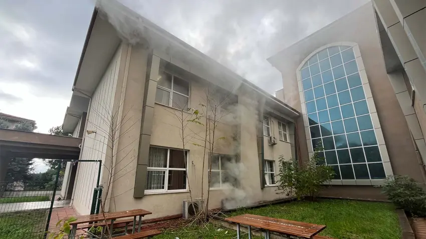 Kocaeli’den kağıt deposunda yangın: Öğrenciler tahliye edildi