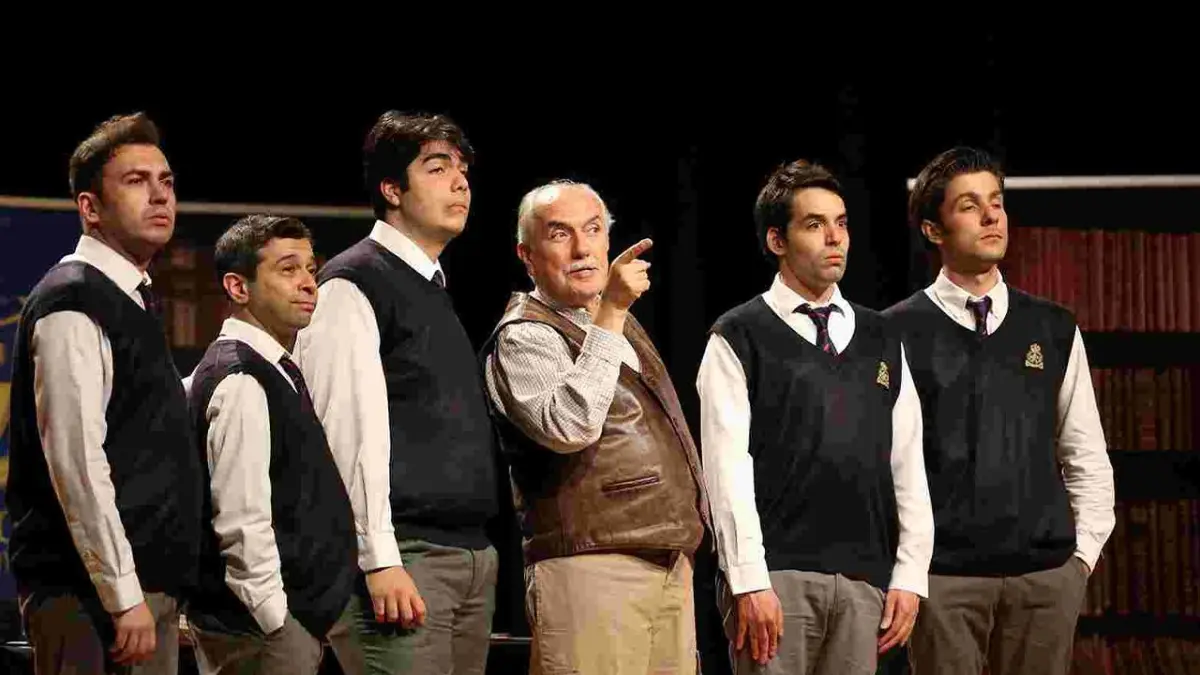 Ölü Ozanlar Derneği, tiyatro sahnesinde haberinin görseli