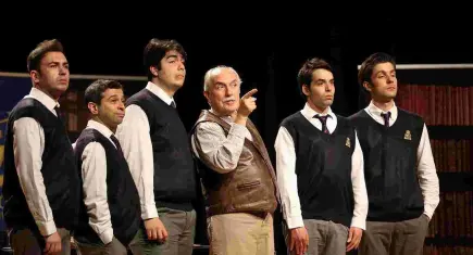 Ölü Ozanlar Derneği, tiyatro sahnesinde