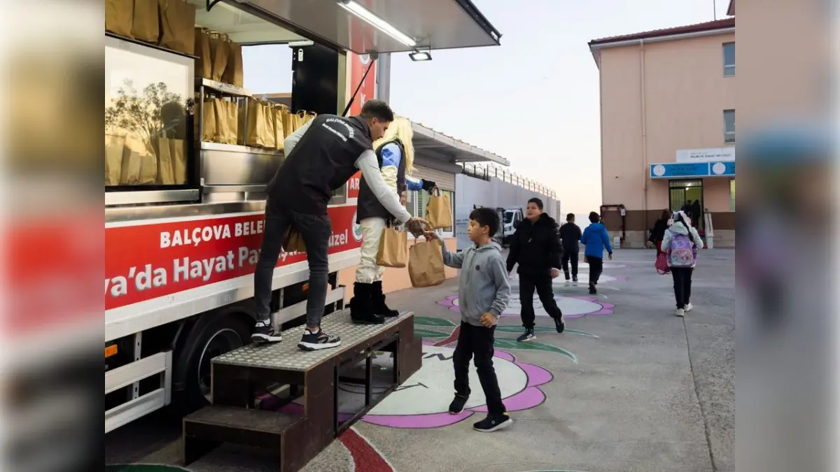Balçova’da öğrencilere beslenme çantası desteği haberinin görseli