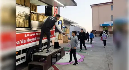 Balçova’da öğrencilere beslenme çantası desteği