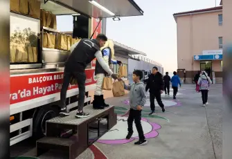Balçova’da öğrencilere beslenme çantası desteği
