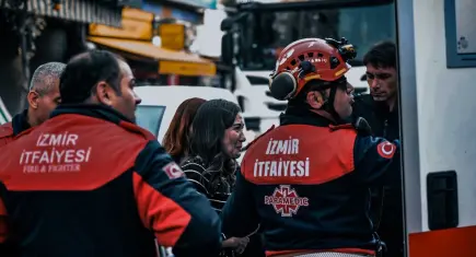   Bornova’da 7 katlı iş hanında korku dolu anlar: 12 kişi kurtarıldı