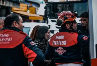   Bornova’da 7 katlı iş hanında korku dolu anlar: 12 kişi kurtarıldı