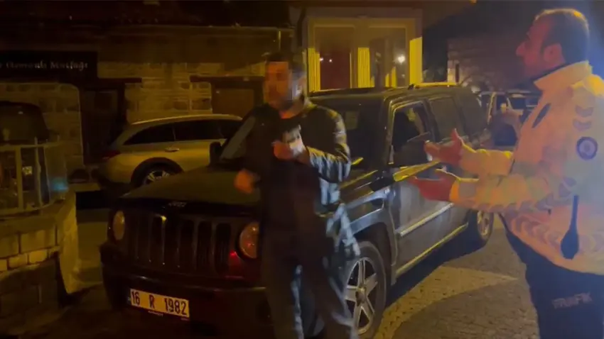 Bursa'da polise direnen alkollü sürücü: 50 santimden fazla yaklaşmayın, herkesi ararım! haberinin görseli
