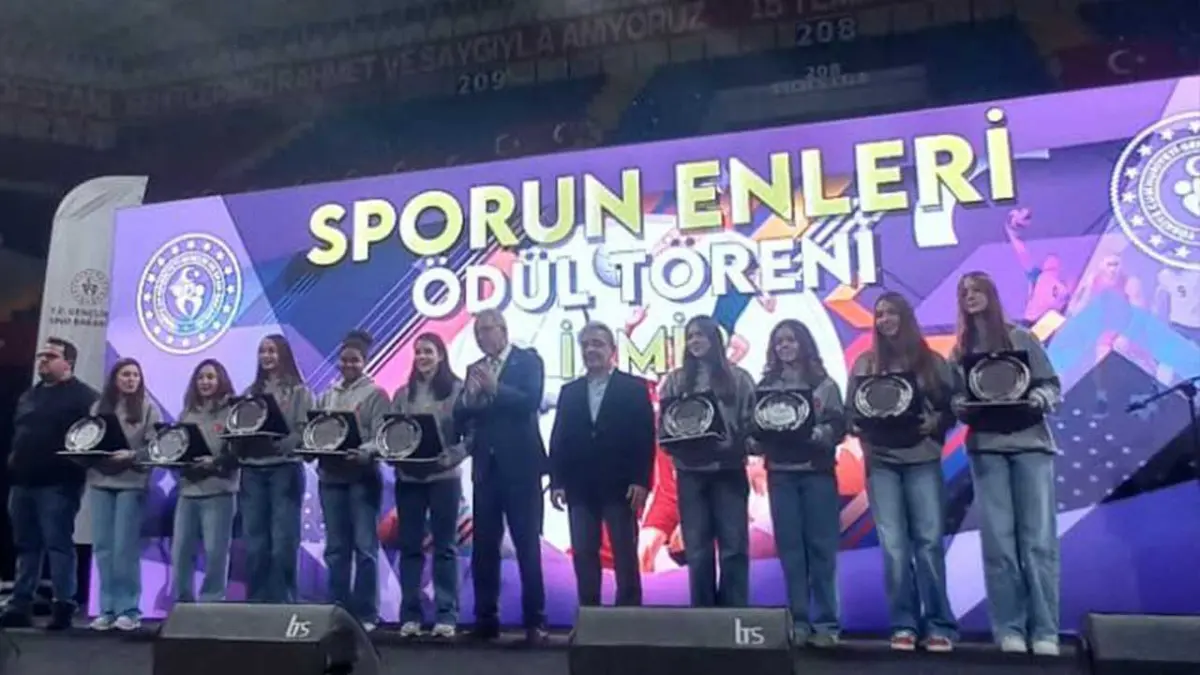 Ege Üniversitesi sporcuları “Sporun Enleri” töreninde ödüllerini aldı haberinin görseli