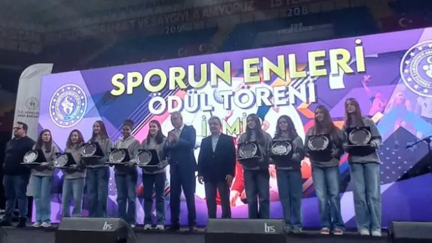 Ege Üniversitesi sporcuları “Sporun Enleri” töreninde ödüllerini aldı haberinin görseli