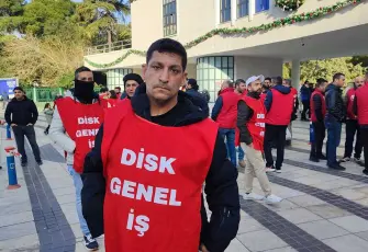 Engelli işçi şarkı şarkı sözleriyle Başkan Tugay'a isyan etti 