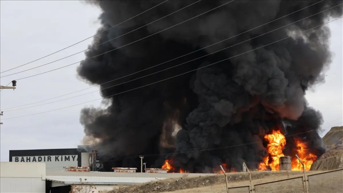 Kırıkkale OSB’de kimya fabrikasında yangın: Patlama riski nedeniyle çevre tahliye edildi
