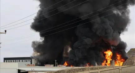 Kırıkkale OSB’de kimya fabrikasında yangın: Patlama riski nedeniyle çevre tahliye edildi
