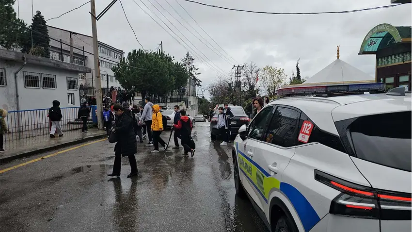 Öğrenci velisi okulda dehşet saçtı: Çocuğunu azarladığını öne sürdüğü öğretmeni darbetti haberinin görseli