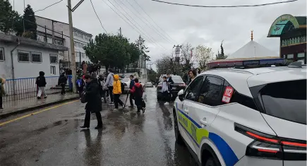 Öğrenci velisi okulda dehşet saçtı: Çocuğunu azarladığını öne sürdüğü öğretmeni darbetti
