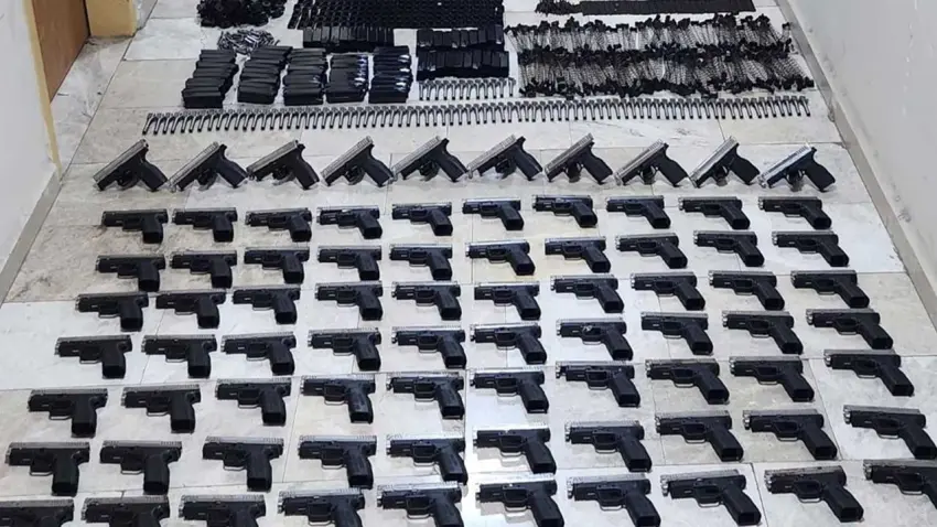 Polisin durdurduğu otomobilden cephanelik ele geçirildi haberinin görseli