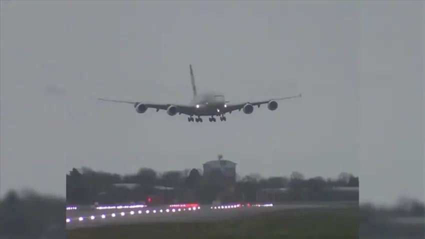 PSG kafilesini taşıyan uçakta tehlike anları: İnişten önce manevra yapmak zorunda kaldı haberinin görseli