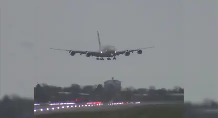 PSG kafilesini taşıyan uçakta tehlike anları: İnişten önce manevra yapmak zorunda kaldı