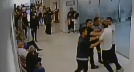 Velayet duruşması sonrası yumruklu kavga: Hepinizi öldüreceğim, kefenlerinizi hazırlayın!