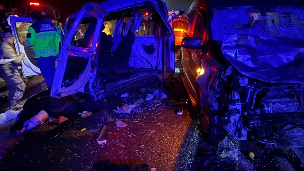 3 aracın karıştığı kazada 3 kişi hayatını kaybetti haberinin görseli