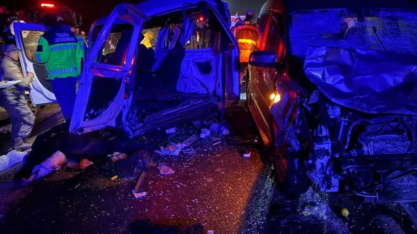 3 aracın karıştığı kazada 3 kişi hayatını kaybetti haberinin görseli