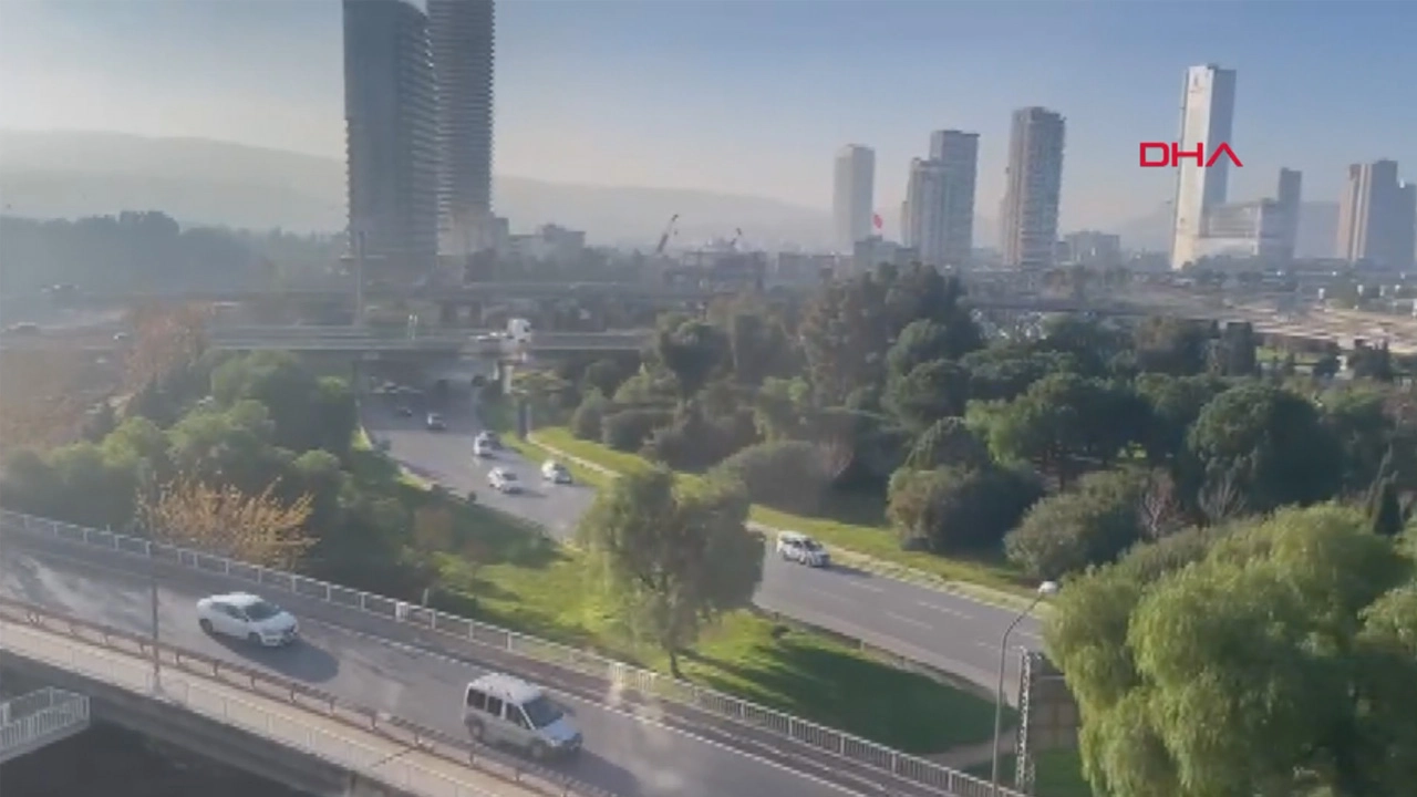 Balıkesir&#039;de yaşanan deprem İzmir’de de hissedildi başlıklı video haberin görseli