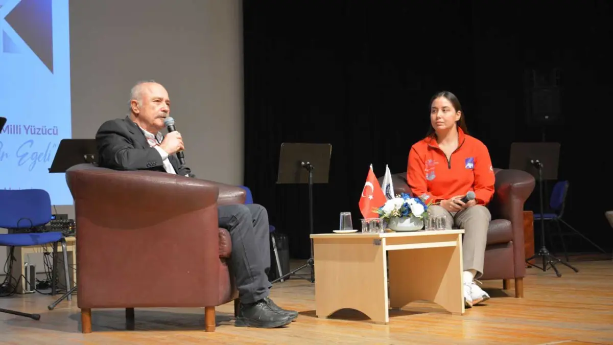 Ege mezunları öğrencilerle bir araya geldi haberinin görseli