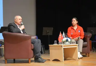 Ege mezunları öğrencilerle bir araya geldi