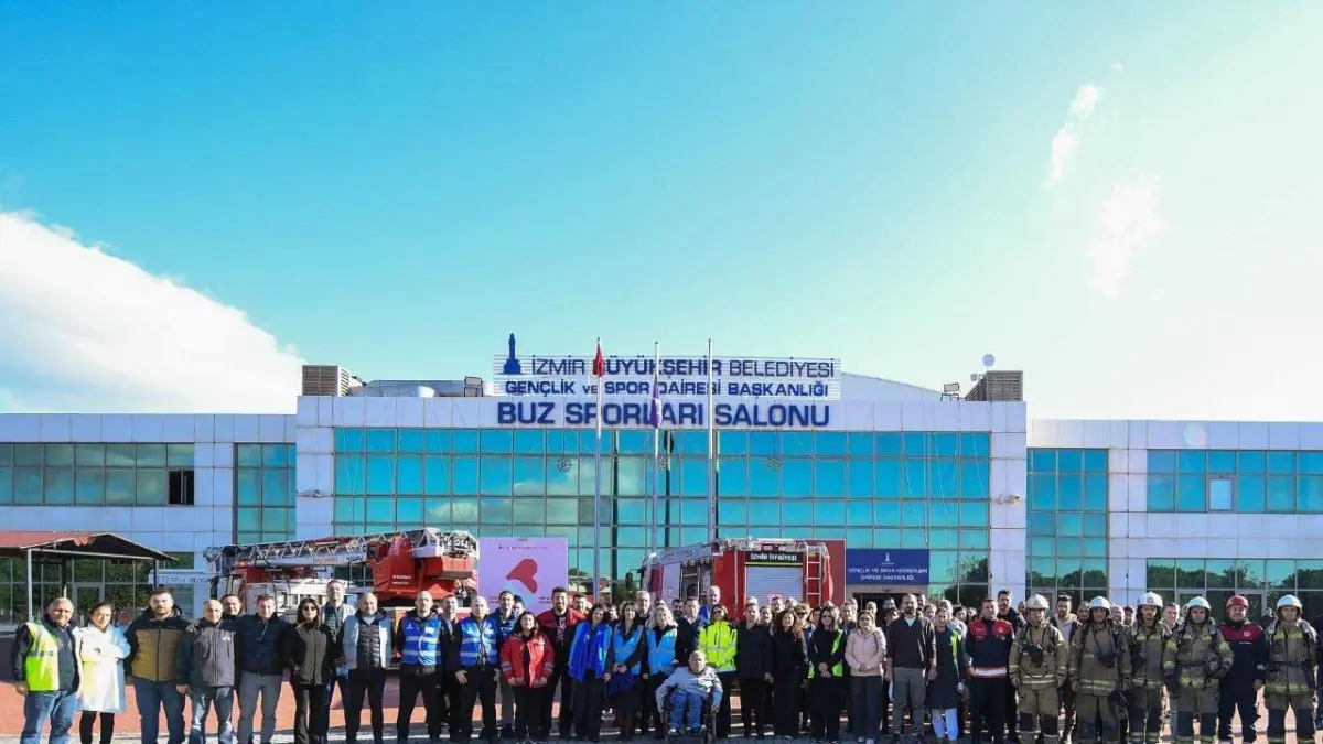 İzmir Büyükşehir ekiplerinden nefes kesen tatbikatlar: Deprem ve sonrası yangın senaryoları başarıyla uygulandı haberinin görseli