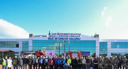 İzmir Büyükşehir ekiplerinden nefes kesen tatbikatlar: Deprem ve sonrası yangın senaryoları başarıyla uygulandı