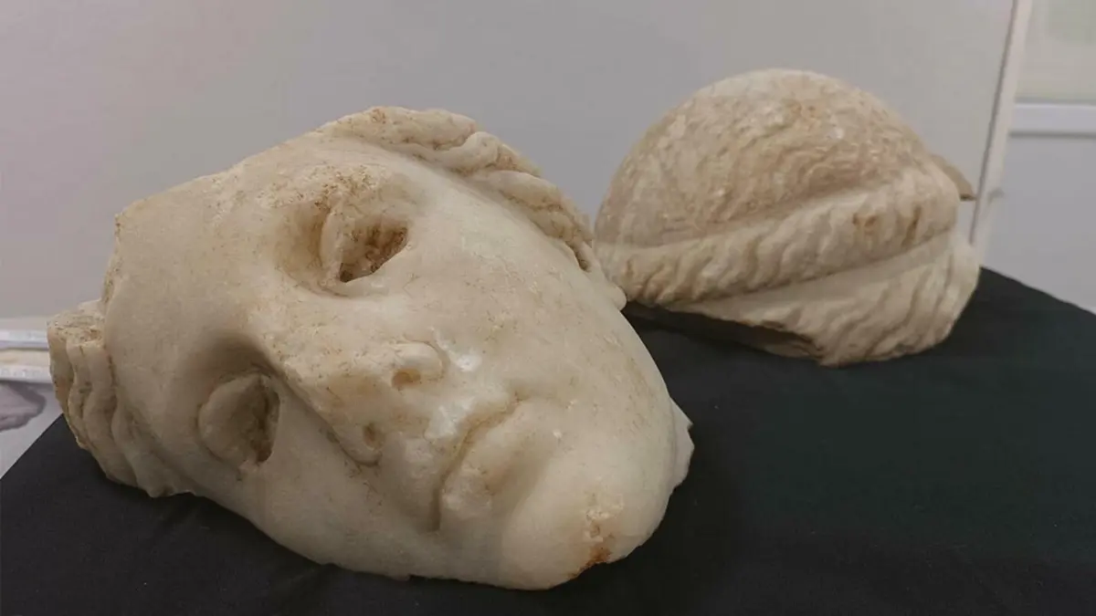 İzmir’de 2 bin 200 yıllık heykel başı bulundu haberinin görseli