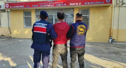 Manisa'da bağ terörü son buldu: Üzüm üreticilerini bıçakla tehdit ederek gasbeden firari hükümlü yakalandı
