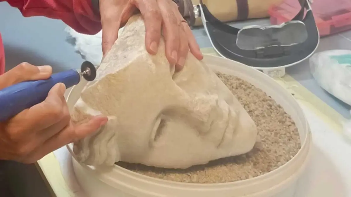 Metropolis Antik Kenti'nde heyecan veren keşif: Helenistik döneme tanrıça heykeli başı çıkarıldı haberinin görseli