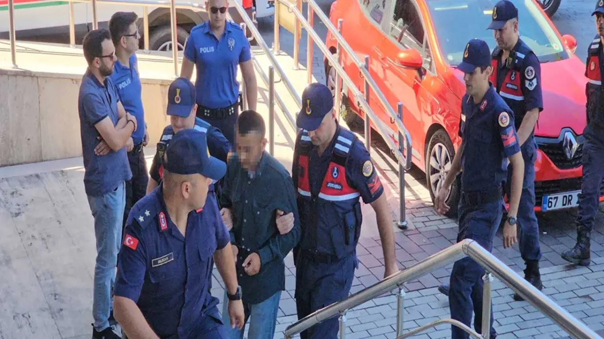 Babaanne ve 2 torununu bıçaklayıp öldüren sanık hakim karşısına çıktı haberinin görseli