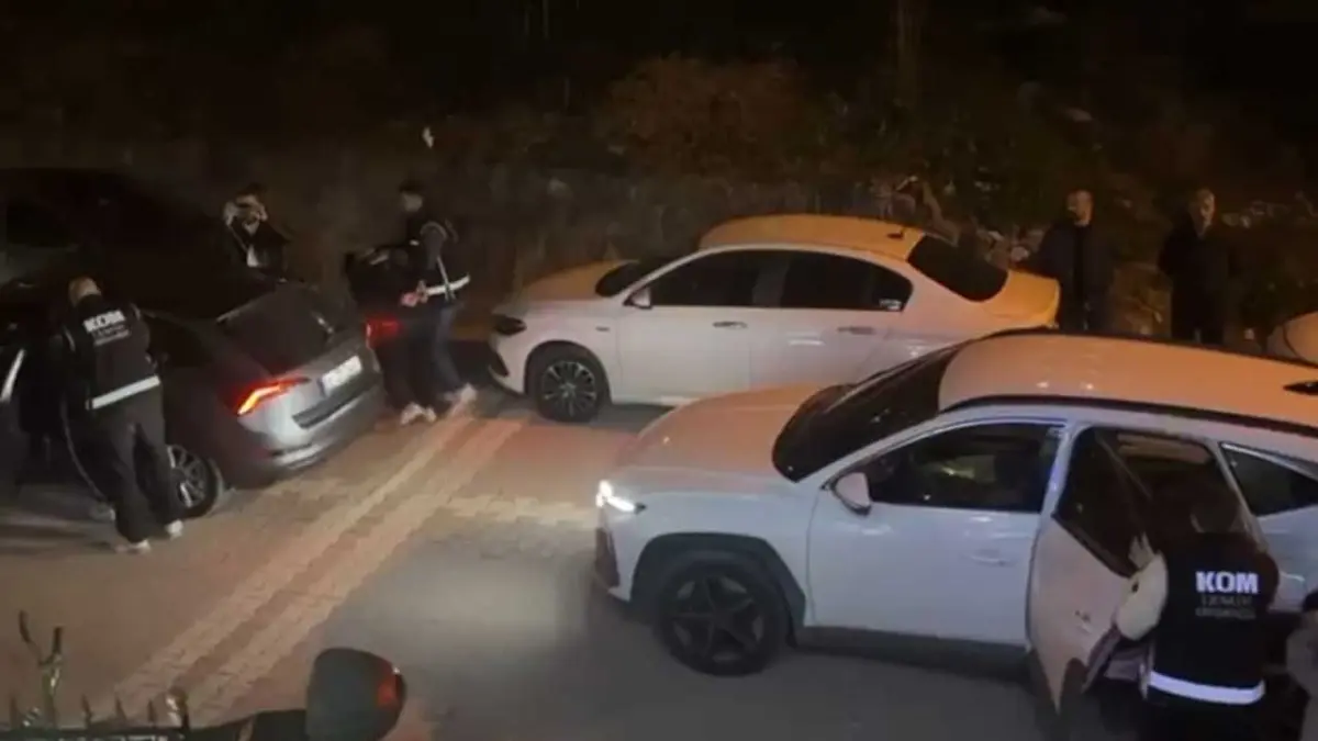 Gaziemir'de otomobil galerisine patlayıcı maddeyle saldırı: 5 şüpheli yakalandı haberinin görseli