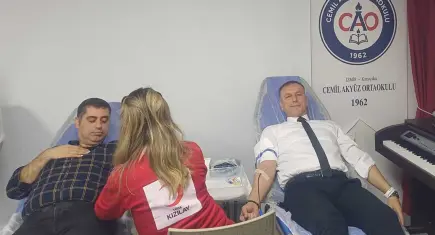 Öğretmen ve veliler kan vererek birbirimize candan bağlıyız dedi