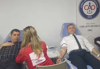 Öğretmen ve veliler kan vererek birbirimize candan bağlıyız dedi