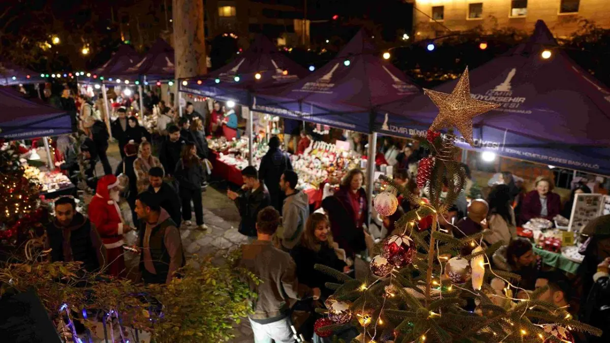Yeni Yıl Pazarı İzmirlilerden ilgi görüyor haberinin görseli
